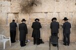 Men-praying-at-the-Western-Wall-800x533.jpg