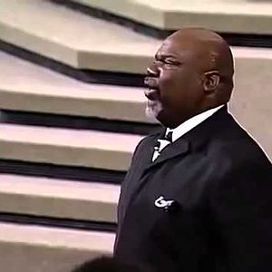 Td Jakes - God Is With You In The Battle