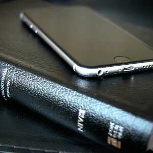 bible-cell-phone-03-blogImg.jpg